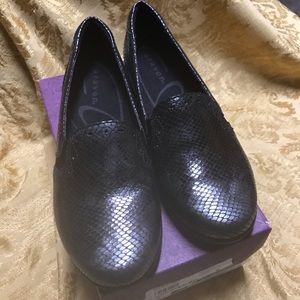 Aravon Women’s Adalyn Loafer, Black/Pewter snakeskin leather, 9M